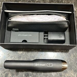 ghd Unplugged Cordless Styler in Black and silver